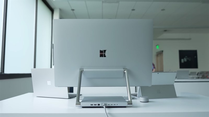 Mặt sau của Surface Studio 2+ đơn giản nhưng nổi bật với logo Microsoft được phủ bóng Mặt sau của Surface Studio 2+ đơn giản nhưng nổi bật với logo Microsoft được phủ bóng