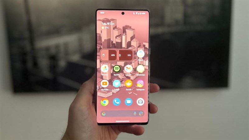 Pixel 7 Pro chạy hệ điều hành Android 13 mới nhất, cung cấp một giao diện sạch sẽ và gọn gàng mà tác giả thấy rất thích khi sử dụng.