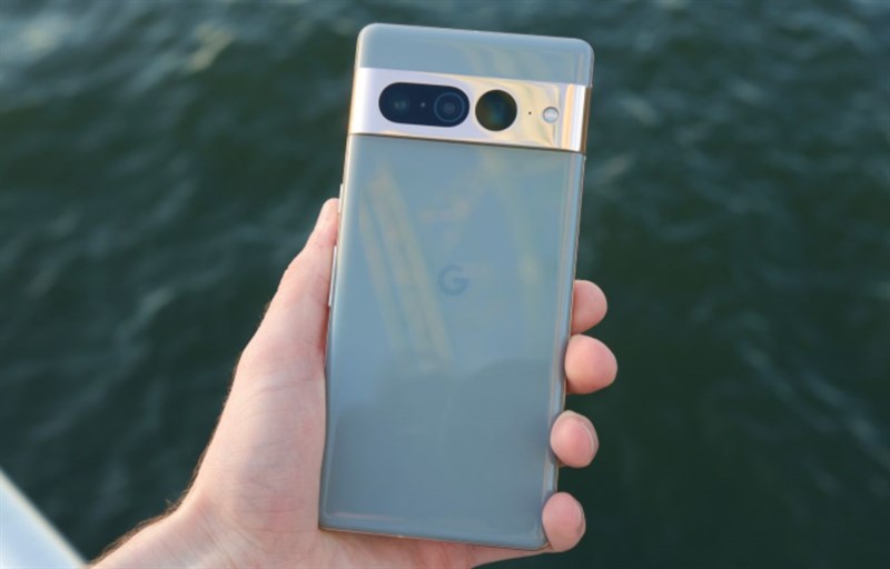 Mặt sau của Pixel 7 Pro sử dụng chất liệu kính và các góc, cạnh của máy đều được bo cong mềm mại.