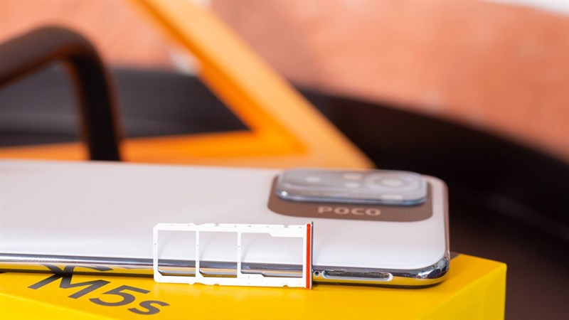 Cạnh trái của POCO M5s là nơi hiện diện của khay SIM Cạnh trái của POCO M5s là nơi hiện diện của khay SIM