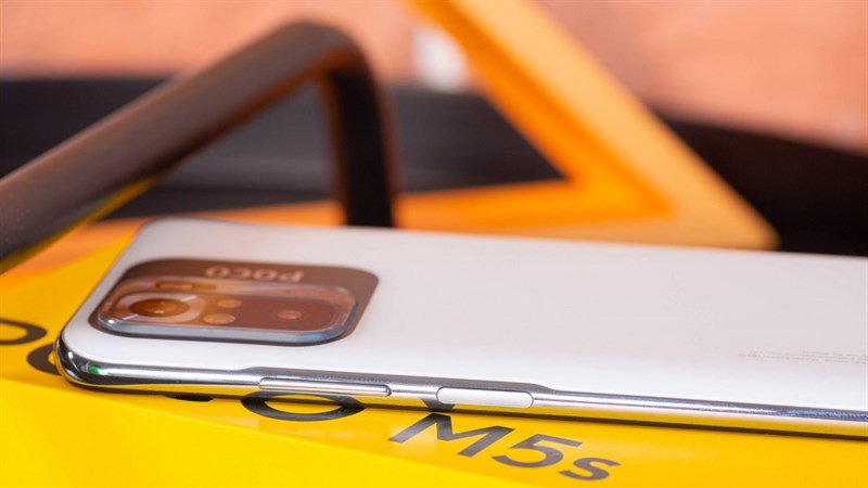 Cạnh phải của POCO M5s là nơi đặt các nút bấm vật lý Cạnh phải của POCO M5s là nơi đặt các nút bấm vật lý