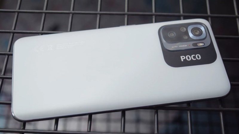 Mặt lưng của POCO M5s có phong cách thiết kế đơn giản nhưng đầy điểm nhấn được thừa hưởng từ Redmi Note 10S Mặt lưng của POCO M5s có phong cách thiết kế đơn giản nhưng đầy điểm nhấn được thừa hưởng từ Redmi Note 10S