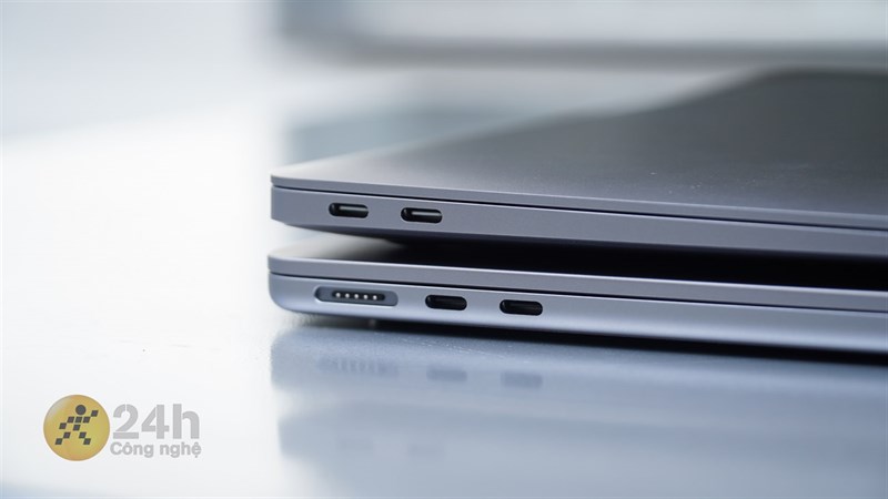 Sự khác biệt ở bộ đôi sản phẩm này là MacBook Air M2 (bên dưới) có cổng sạc MagSafe và Air M1 (bên trên) thì không. Sự khác biệt ở bộ đôi sản phẩm này là MacBook Air M2 (bên dưới) có cổng sạc MagSafe và Air M1 (bên trên) thì không.