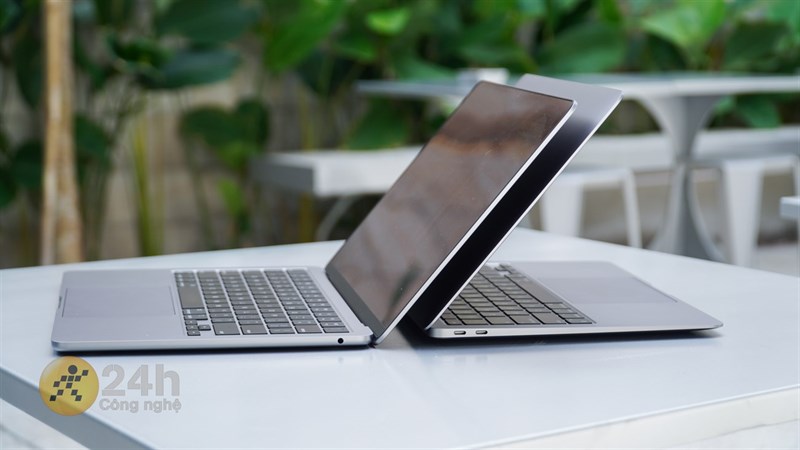Phần khung máy của MacBook Air M2 không còn quá sắc lẹm, sexy giống như MacBook Air M1. Phần khung máy của MacBook Air M2 không còn quá sắc lẹm, sexy giống như MacBook Air M1.