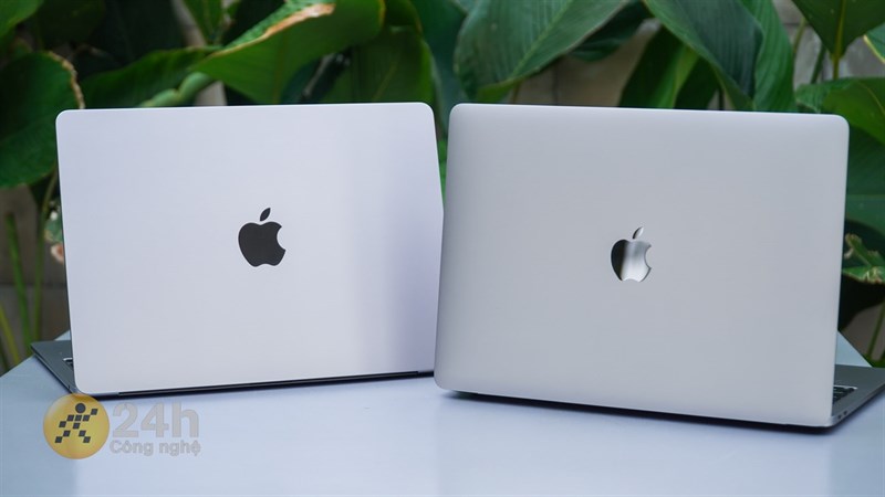 Mặt A của MacBook Air M2 (bên trái) cũng được làm phẳng hơn so với Air M1 (bên phải). Mặt A của MacBook Air M2 (bên trái) cũng được làm phẳng hơn so với Air M1 (bên phải).