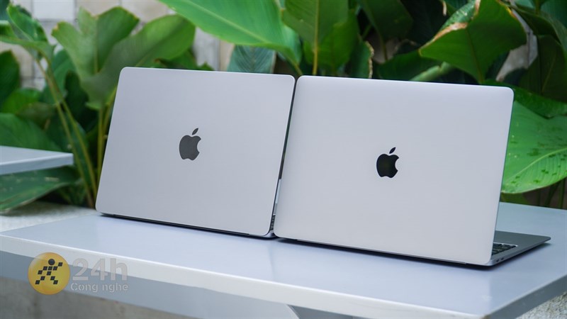 Nếu như các bạn thích sự mới mẻ, hiện đại hơn thì nên lựa chọn MacBook Air M2 (bên trái). Nếu như các bạn thích sự mới mẻ, hiện đại hơn thì nên lựa chọn MacBook Air M2 (bên trái).