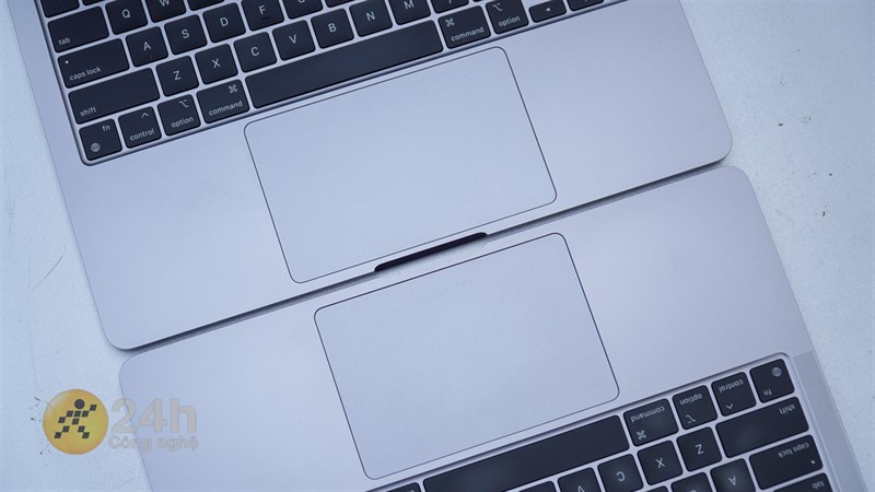 Trackpad của MacBook Air M2 (bên trên) cũng to hơn so với bàn rê chuột của Air M1 (bên dưới). Trackpad của MacBook Air M2 (bên trên) cũng to hơn so với bàn rê chuột của Air M1 (bên dưới).