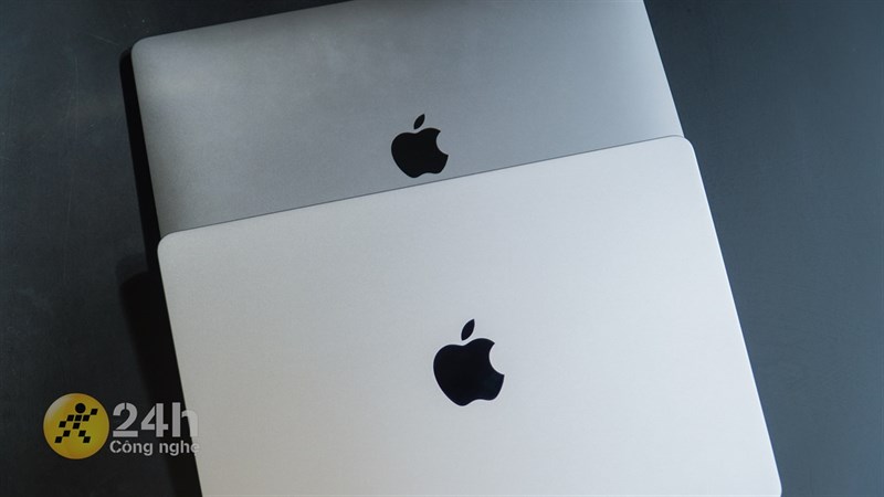 Logo trái Táo cắn dở ở MacBook Air M1 (bên trên) nhỏ hơn so với Air M2 (bên dưới). Logo trái Táo cắn dở ở MacBook Air M1 (bên trên) nhỏ hơn so với Air M2 (bên dưới).