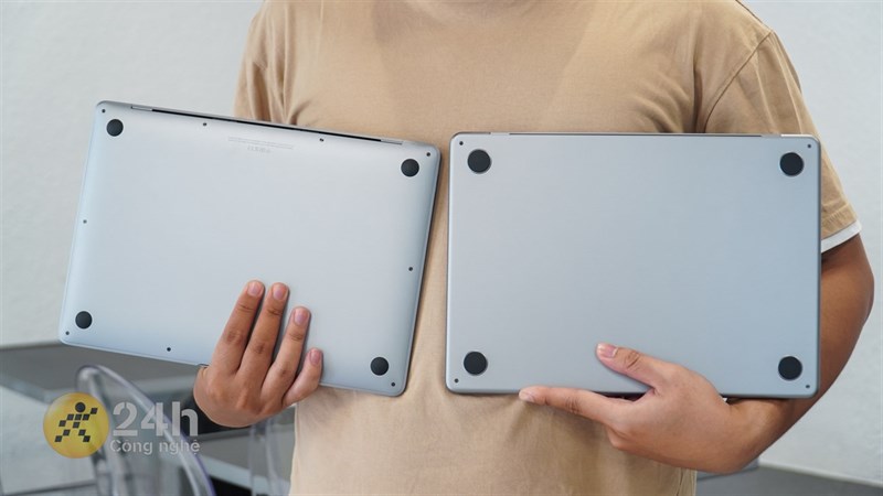 Mặt đáy của MacBook Air M1 (bên trái) và MacBook Air M2 (bên phải). Mặt đáy của MacBook Air M1 (bên trái) và MacBook Air M2 (bên phải).