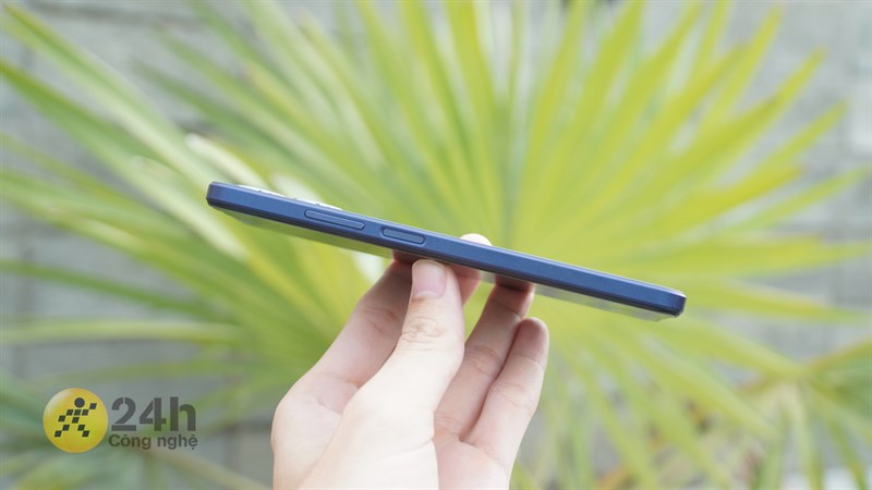 Cạnh phải của OPPO A17. Cạnh phải của OPPO A17.