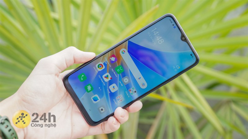 Mặt trước của OPPO A17 là màn hình dạng giọt nước với phần cằm dưới hơi dày cùng ba cạnh còn lại có độ mỏng tốt hơn. Mặt trước của OPPO A17 là màn hình dạng giọt nước với phần cằm dưới hơi dày cùng ba cạnh còn lại có độ mỏng tốt hơn.
