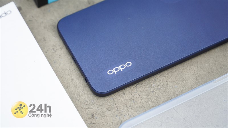 Mặt lưng của OPPO A17 được hoàn thiện phẳng với chất liệu kính hữu cơ và được tạo hiệu ứng giả da. Mặt lưng của OPPO A17 được hoàn thiện phẳng với chất liệu kính hữu cơ và được tạo hiệu ứng giả da.