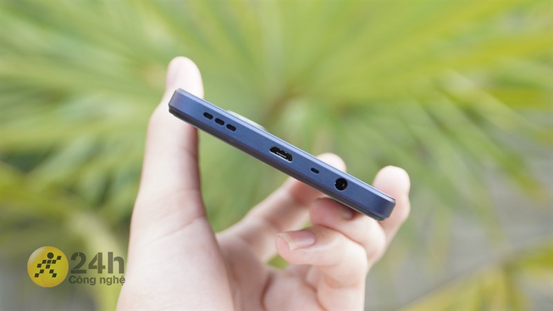 Cạnh dưới của OPPO A17. Cạnh dưới của OPPO A17.
