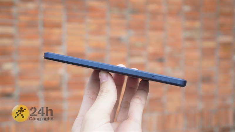 Cạnh trái của OPPO A17. Cạnh trái của OPPO A17.