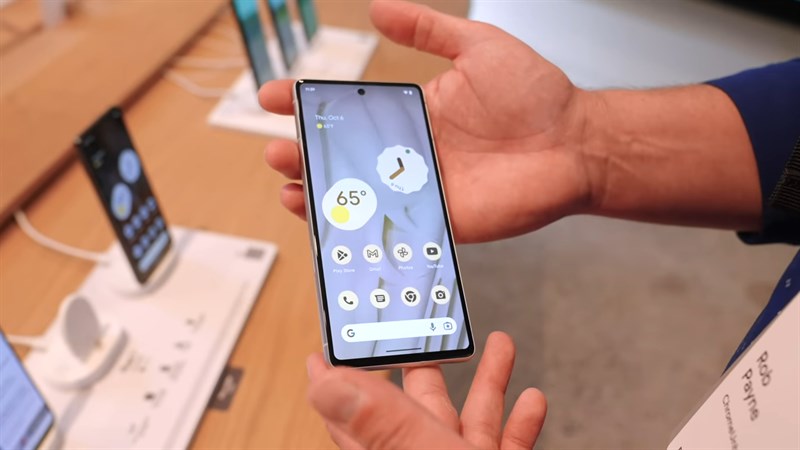 Màn hình của Pixel 7 có kích thước khá ổn áp là 6.3 inch với độ phân giải Full HD+.