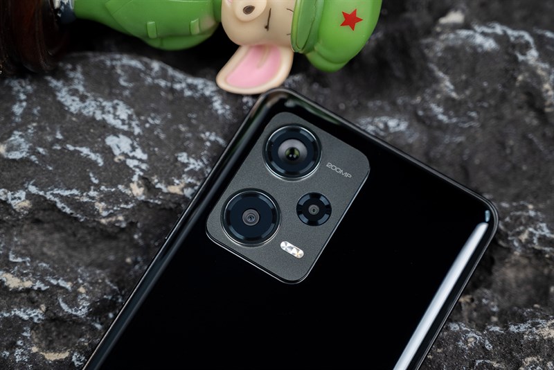 Cụm camera của Redmi Note 12 Explorer được đặt chéo trong một khung viền hình chữ nhật