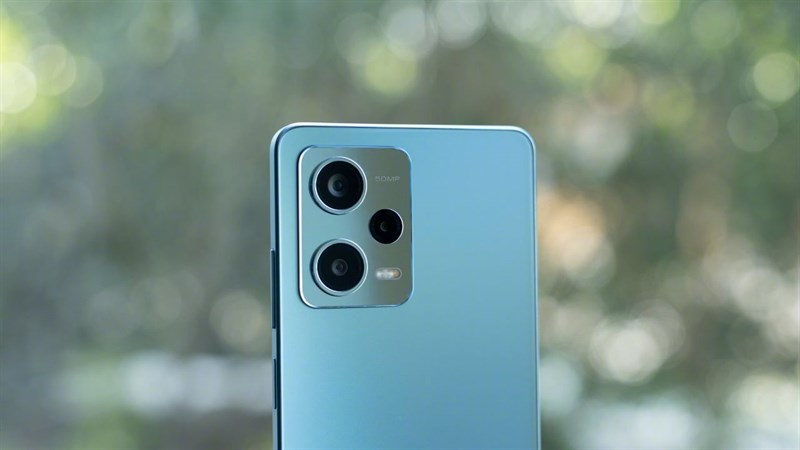 Cụm camera của Redmi Note 12 Pro khá tương đồng với tổng thể của máy và cũng đồng màu với mặt lưng tạo sự hài hòa và liên kết hơn.