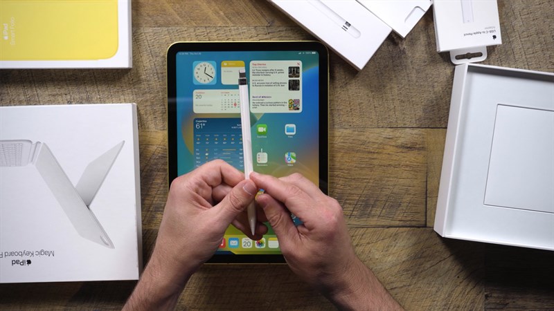 ....ngoài ra còn có bút Apple Pencil nữa