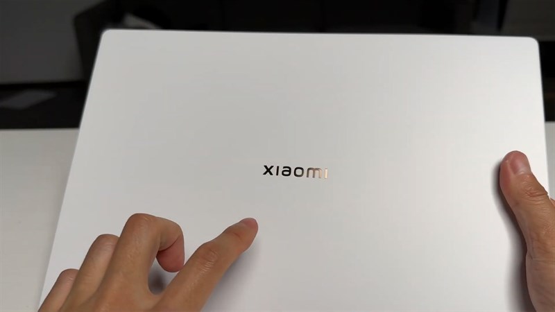 Mặt lưng của Xiaomi Book Air 13 nổi bật với logo 'Xiaomi' được điểm xuyết trên nền trắng tinh khôi