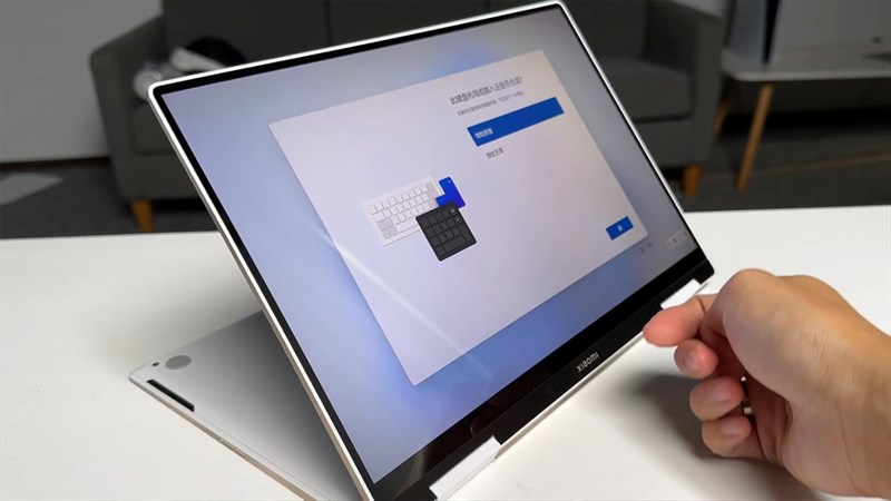 Xiaomi Book Air 13 có thể gập 360 độ nhờ bản lề linh hoạt