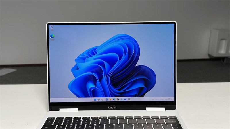 Xiaomi Book Air 13 được trang bị màn hình OLED rộng 13.3 inch và độ phân giải 2.880 x 1.800 pixel