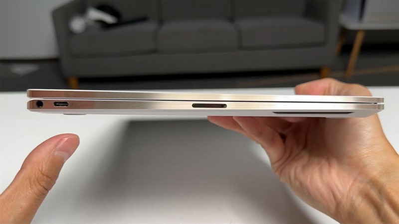 Cạnh trái của Xiaomi Book Air 13 có cổng tai nghe 3.5 mm, cổng USB-C Thunderbolt 4 và nam châm để sạc cho bút cảm ứng