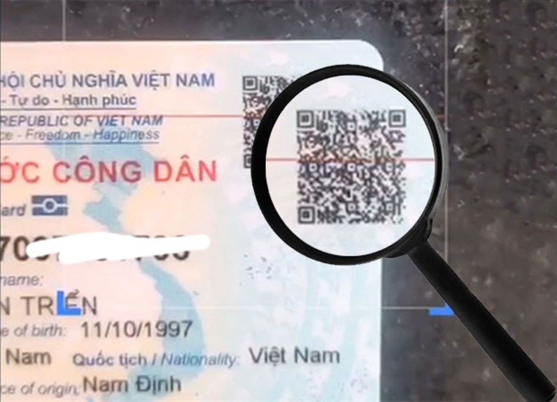 Người dân quét mã QR để kiểm tra lại thông tin cá nhân