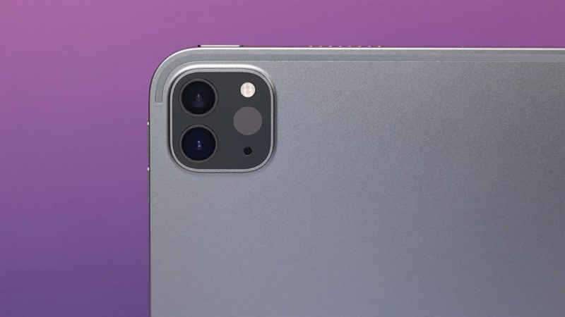 iPad Pro (2022) sở hữu cụm camera với thông số y hệt như năm ngoái. iPad Pro (2022) sở hữu cụm camera với thông số y hệt như năm ngoái.