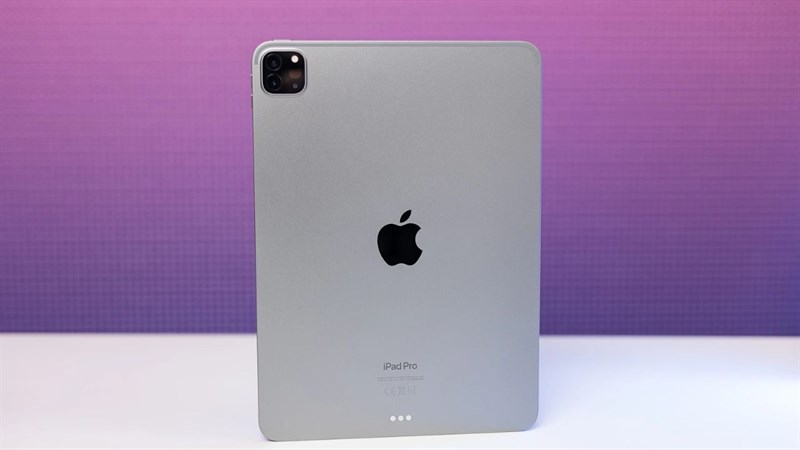 iPad Pro (2022) vẫn được giữ nguyên phong cách thiết kế đã xuất hiện từ năm 2018. iPad Pro (2022) vẫn được giữ nguyên phong cách thiết kế đã xuất hiện từ năm 2018.