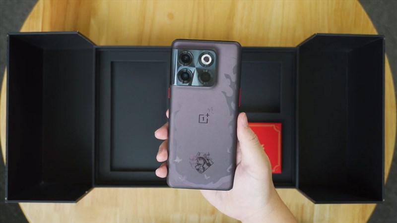 OnePlus Ace Pro Genshin Impact Edition vẫn mang âm hưởng thiết kế từ phiên bản thông thường