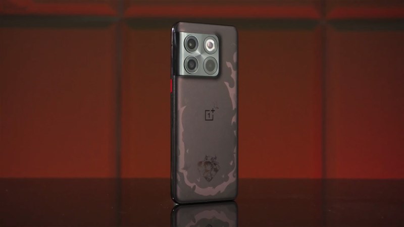 OnePlus Ace Pro Genshin Impact Edition nổi bật với màu sắc chủ đạo là nâu đen giống với màu trang phục của Hu Tao