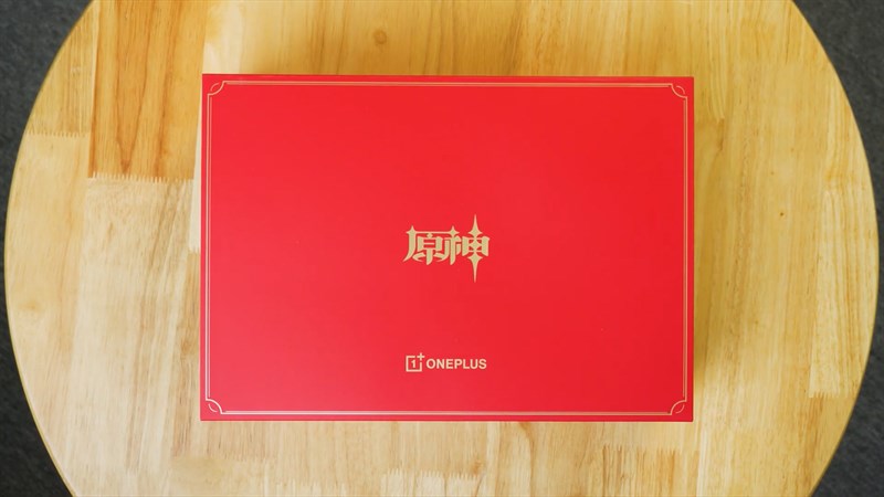 Hộp đựng của OnePlus Ace Pro Genshin Impact được thiết kế đơn giản nhưng ấn tượng với màu đỏ tươi