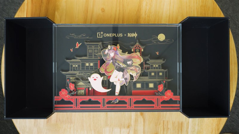 Bên dưới là hộp chứa standee nhân vật Hu Tao rất dễ thương và đẹp mắt