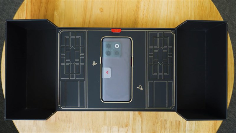 Bên dưới standee là chiếc điện thoại OnePlus Ace Pro Genshin Impact Edition trong bọc nhựa