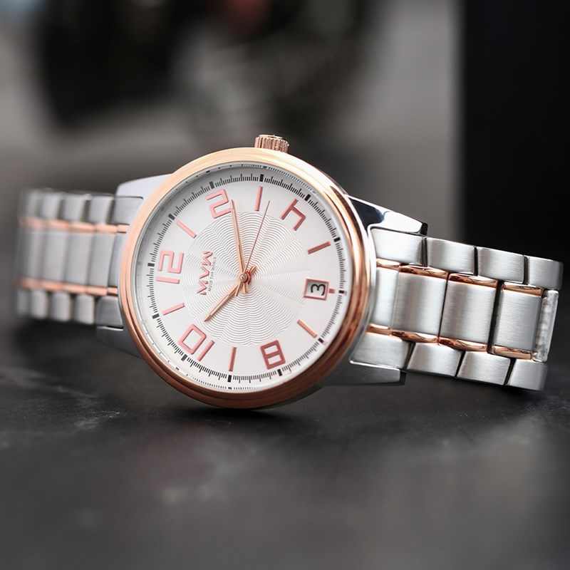 Chiếc đồng hồ còn được hỗ trợ kháng nước để tăng độ bền bỉ. Chiếc đồng hồ còn được hỗ trợ kháng nước để tăng độ bền bỉ.