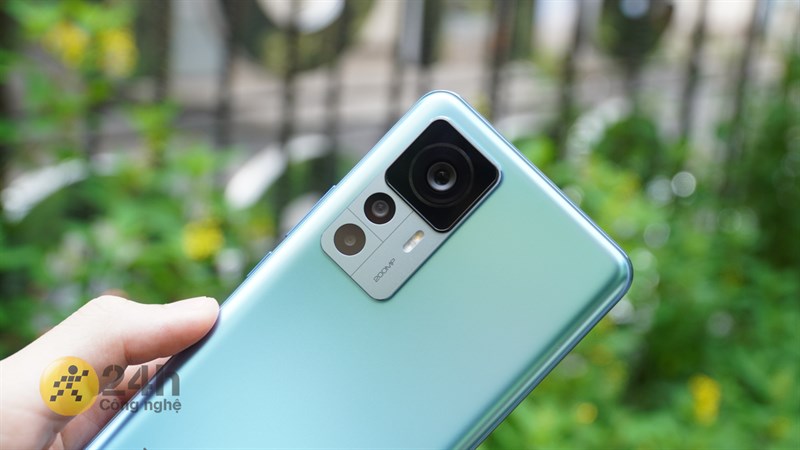 Cụm camera của Xiaomi 12T Pro có cách sắp xếp rất quen thuộc, được nhiều thiết bị Xiaomi ra mắt trong thời gian gần đây sử dụng.