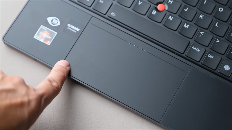 Touchpad của ThinkPad Z13 tương đối rộng rãi, dễ dàng thao tác