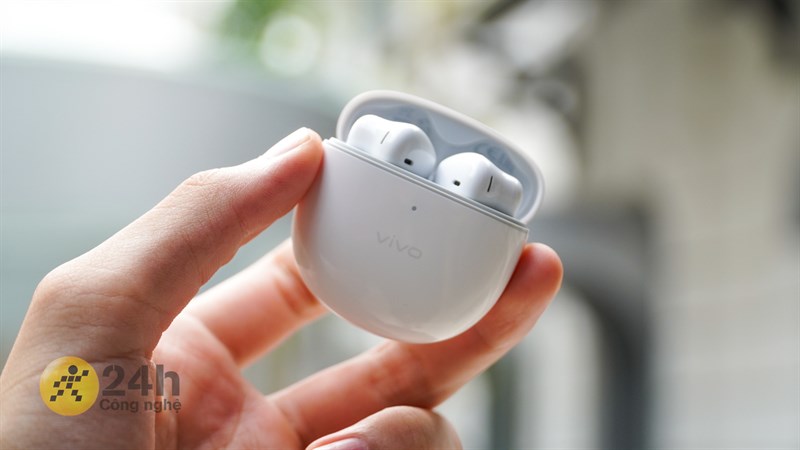 Mặt trước của Vivo TWS với logo thương hiệu và đèn báo sạc Mặt trước của Vivo TWS với logo thương hiệu và đèn báo sạc