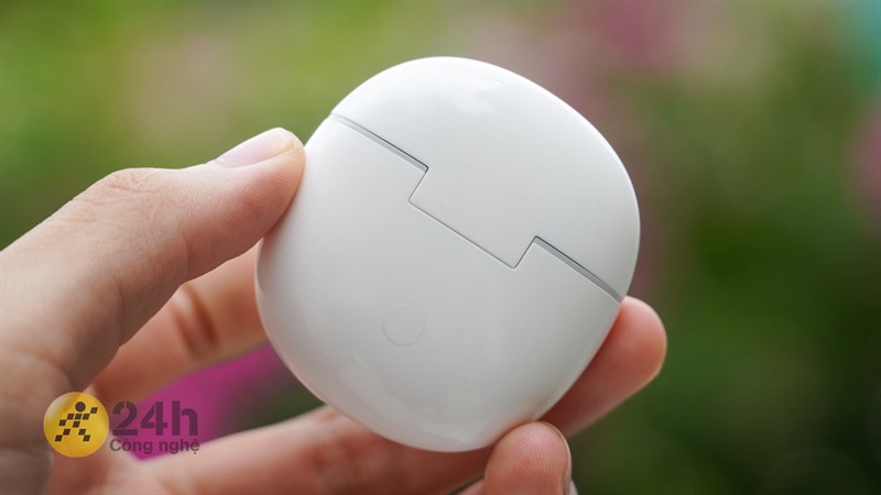 Mặt sau của hộp sạc Vivo TWS Air là nút bấm hỗ trợ kết nối được làm rất khít với bề mặt Mặt sau của hộp sạc Vivo TWS Air là nút bấm hỗ trợ kết nối được làm rất khít với bề mặt