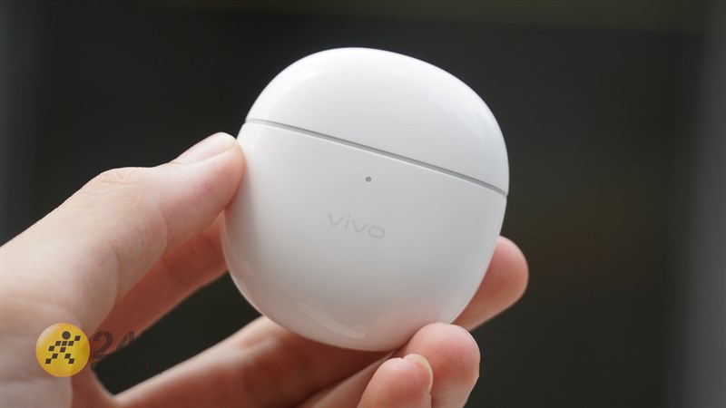 Vivo TWS Air có thiết kế hộp sạc hình con nhộng cực gọn nhẹ, cầm tay thoải mái Vivo TWS Air có thiết kế hộp sạc hình con nhộng cực gọn nhẹ, cầm tay thoải mái