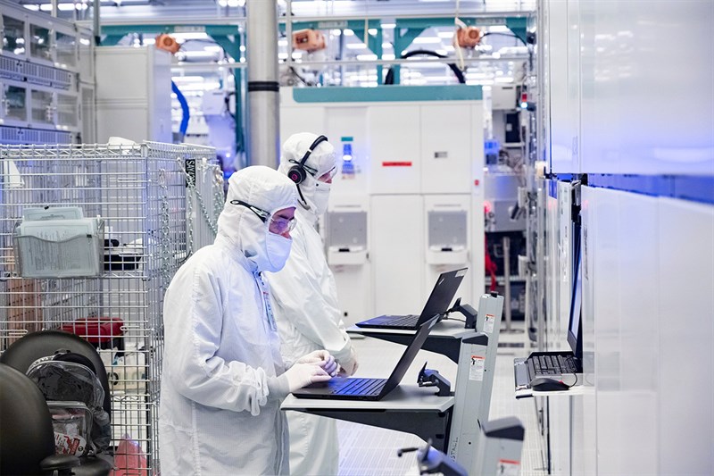 Intel đặt mục tiêu vượt mặt Samsung Foundry vào 2030
