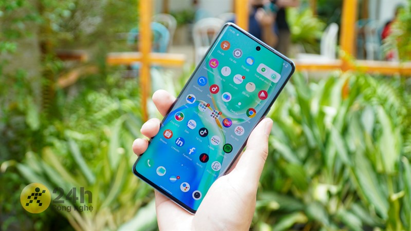 Không chỉ có kích thước lớn, màn hình của V25 Pro còn sở hữu tần số quét cao cho hình ảnh hiển thị mượt mà. Không chỉ có kích thước lớn, màn hình của V25 Pro còn sở hữu tần số quét cao cho hình ảnh hiển thị mượt mà.