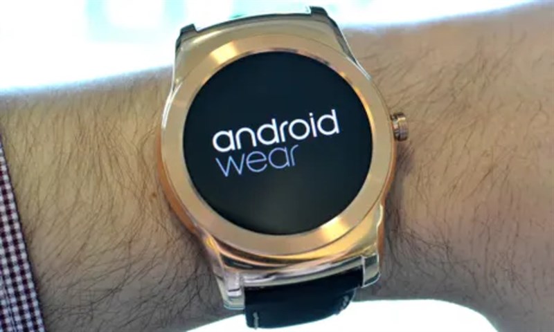 Android Wear là hệ điều hành được Samsung trang bị cho smartwatch đầu tiên của mình