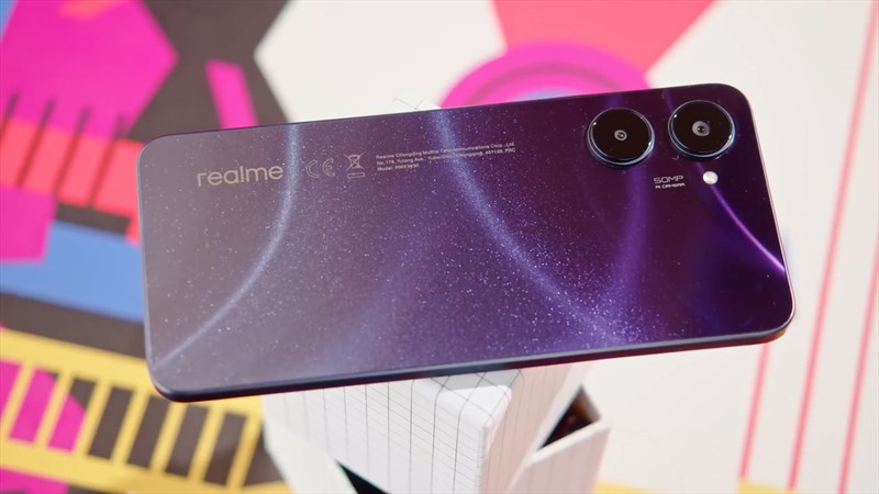 Mặt lưng của realme 10 có thể đổi màu linh hoạt theo các góc nhìn cực ấn tượng