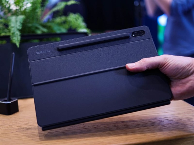 Giống với Galaxy Tab S8, Galaxy Tab S8 FE vẫn được hỗ trợ bút cảm ứng Giống với Galaxy Tab S8, Galaxy Tab S8 FE vẫn được hỗ trợ bút cảm ứng