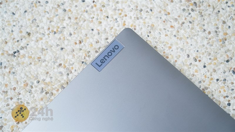 Mặt trước của Lenovo Ideapad 3 15IAU7 khá đơn giản khi chỉ có logo Lenovo được đặt ở vị trí quen thuộc.