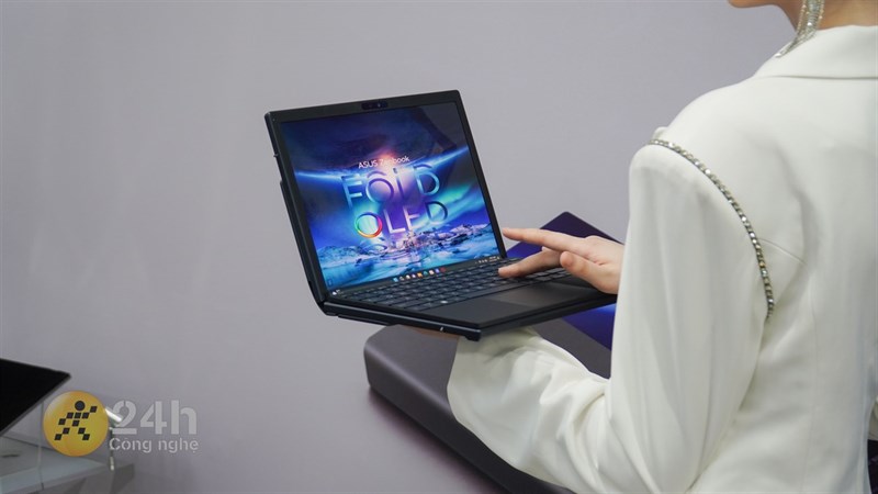 Trên tay ASUS Zenbook 17 Fold OLED