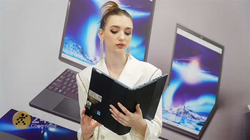 Trên tay ASUS Zenbook 17 Fold OLED