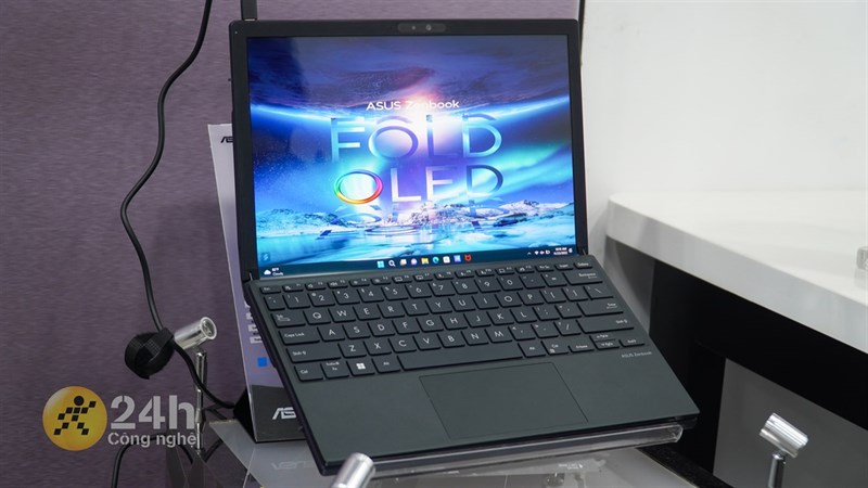 Trên tay ASUS Zenbook 17 Fold OLED