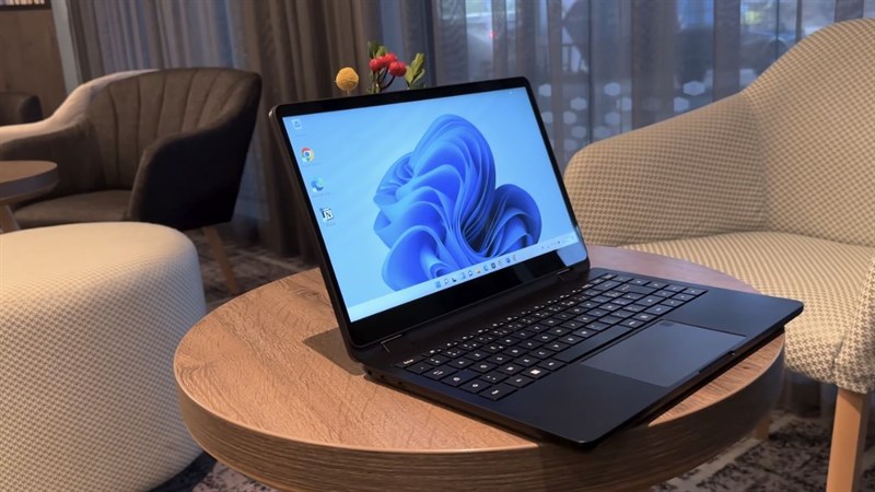 Nokia PureBook Fold có tổng thể khá nhỏ gọn với độ dày 18.6 mm và khối lượng 1.66 kg. Nokia PureBook Fold có tổng thể khá nhỏ gọn với độ dày 18.6 mm và khối lượng 1.66 kg.